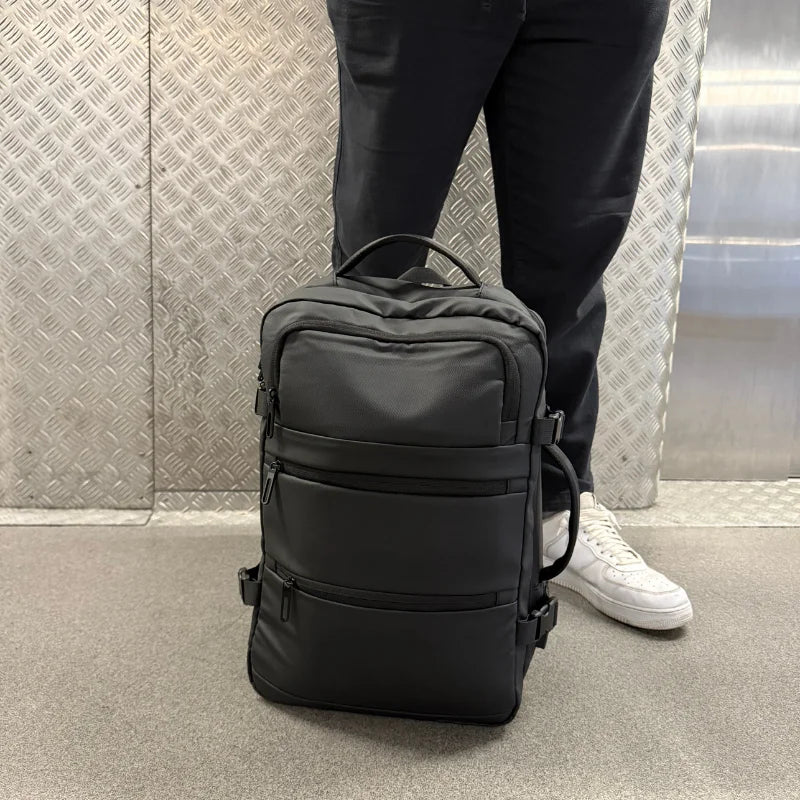 ONVOY Aero Vakuum-Rucksack von vorne am Flughafen