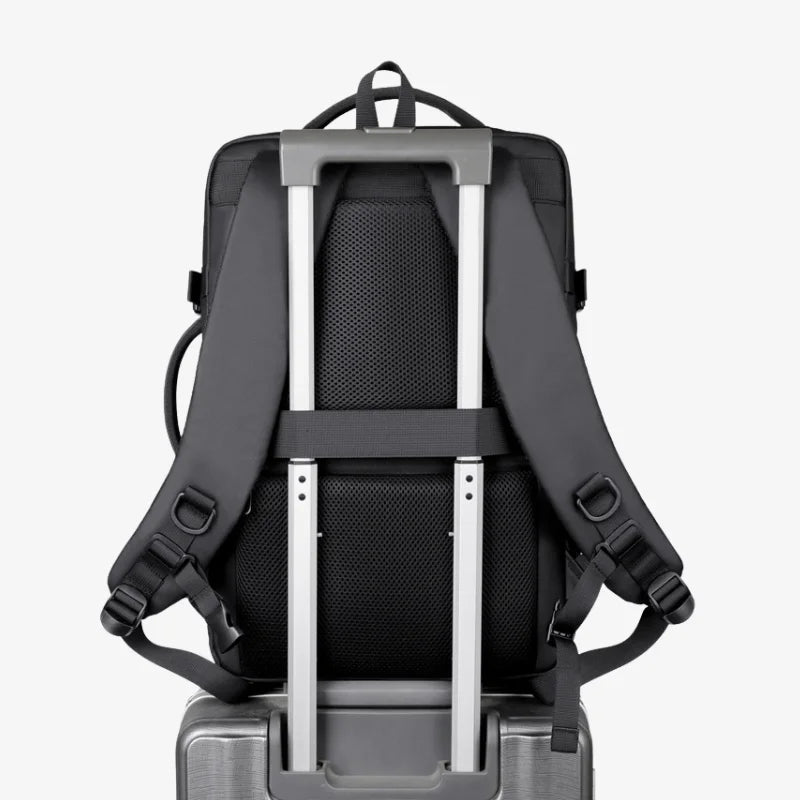 ONVOY Aero Vakuum-Rucksack von hinten auf einem Koffer mit Trolley Sleeve