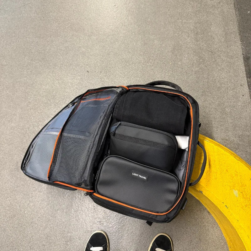 ONVOY Aero Rucksack geöffnet mit Vakuumfach